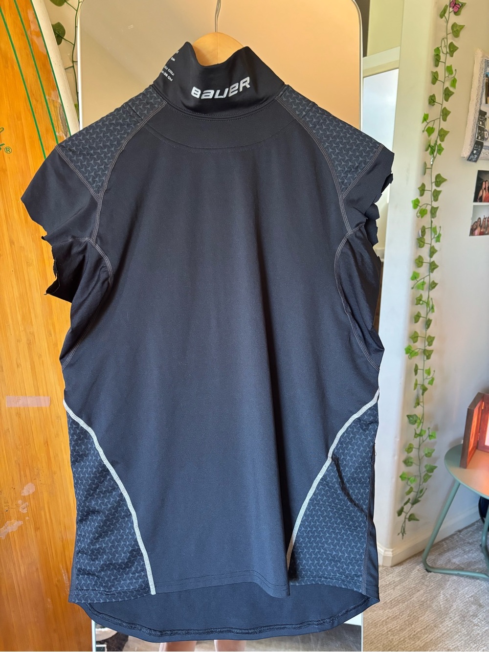 Bauer Men’s Black Short-Sleeve Hockey neck Guard size XS 37.5 neck 13.5-15.5”